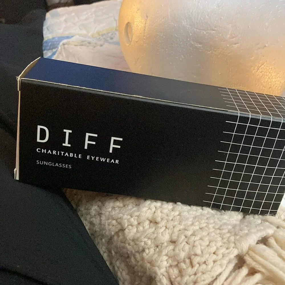 DIFF CHARITABLE EYEWEAR “JAKE” wayfarer style polarized sunglasses